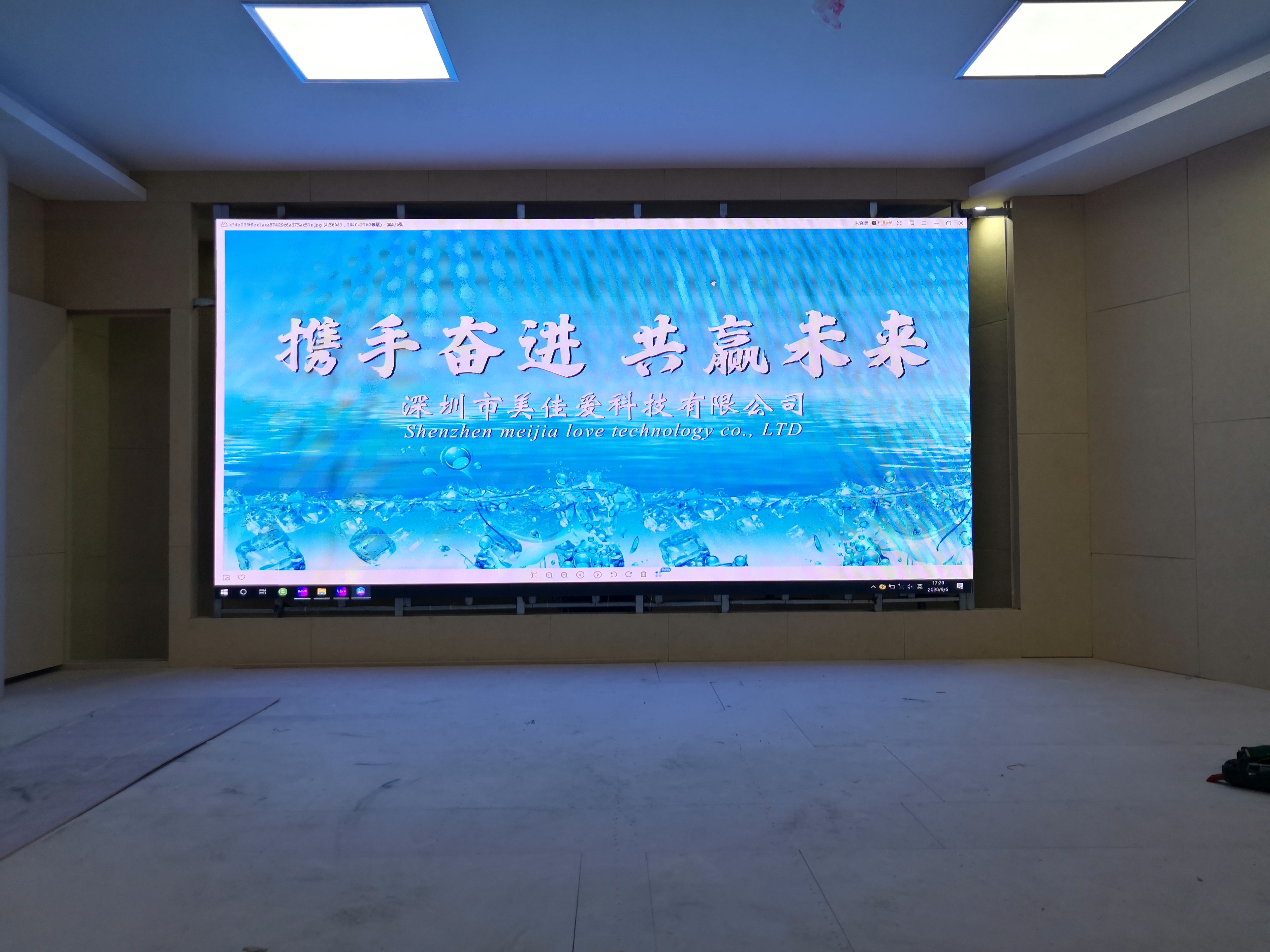室內(nèi)全彩P2.5LED顯示屏-焊接壁掛支架-青?；疖?chē)站